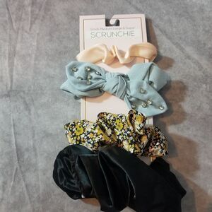 ‎Set of 4 Brand New Hair Scrunchies